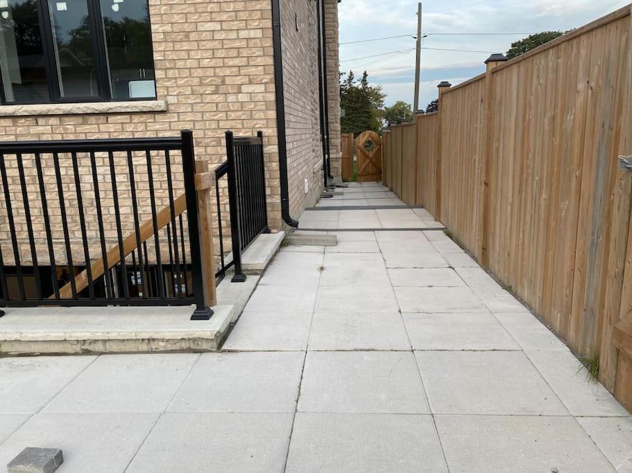 Beautiful Walk Out Basement Apartment In Pickering Near Beach Zewnętrze zdjęcie