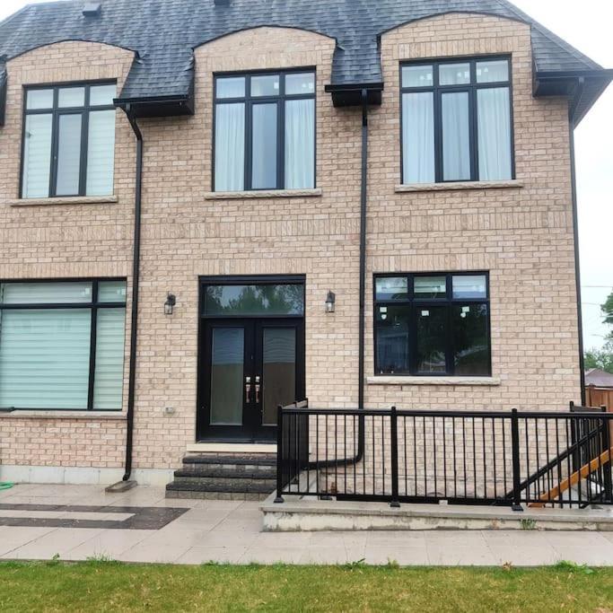 Beautiful Walk Out Basement Apartment In Pickering Near Beach Zewnętrze zdjęcie